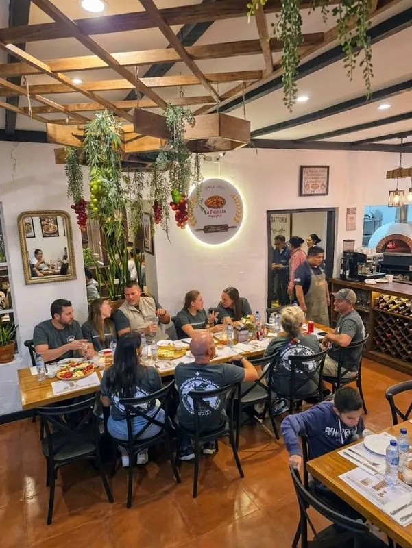 Comedor con vigas de madera y el horno de leña al fondo