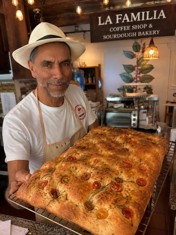 Focaccia de masa madre con tomates cherry y romero recién horneada