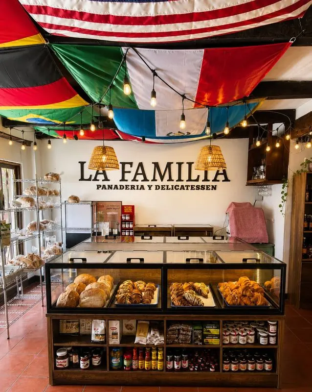 Vitrina de la panadería La Familia con pan de masa madre y croissants